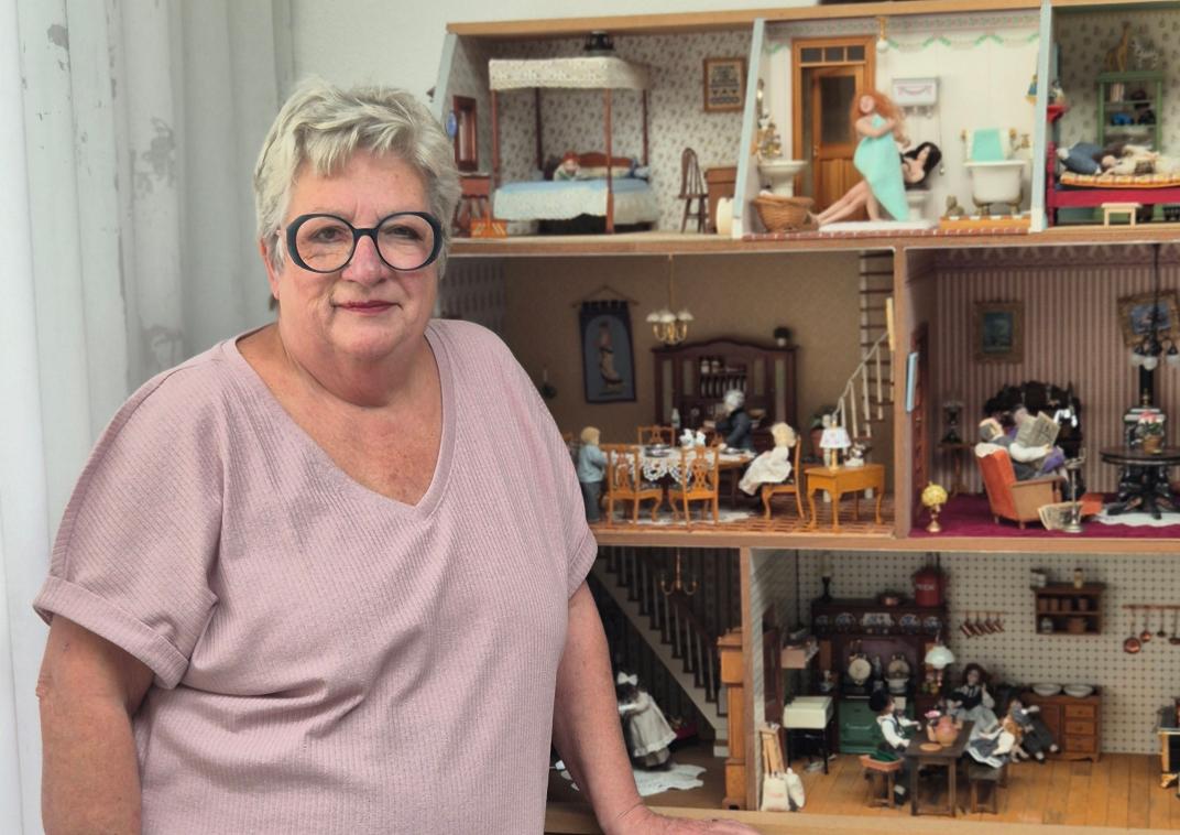 Foto van Joke bij een poppenhuis