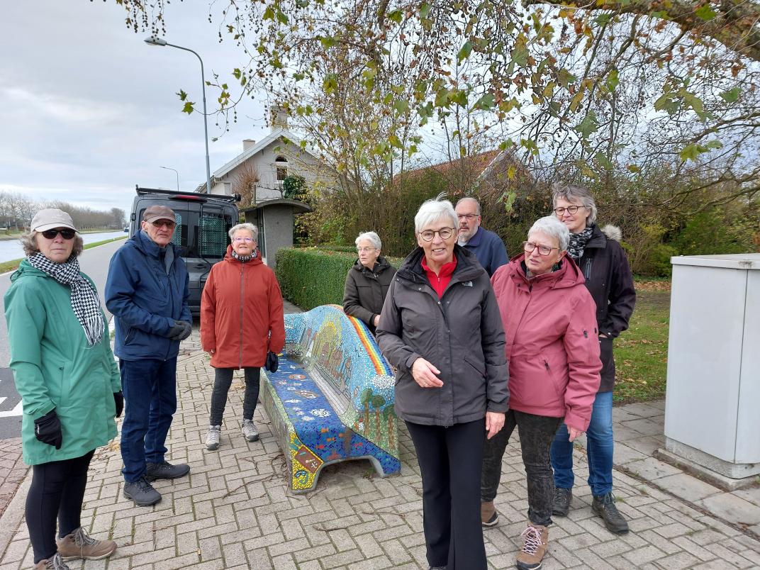 Foto van Krijnie met haar wandelgroep.